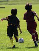 子供がサッカーをする様子