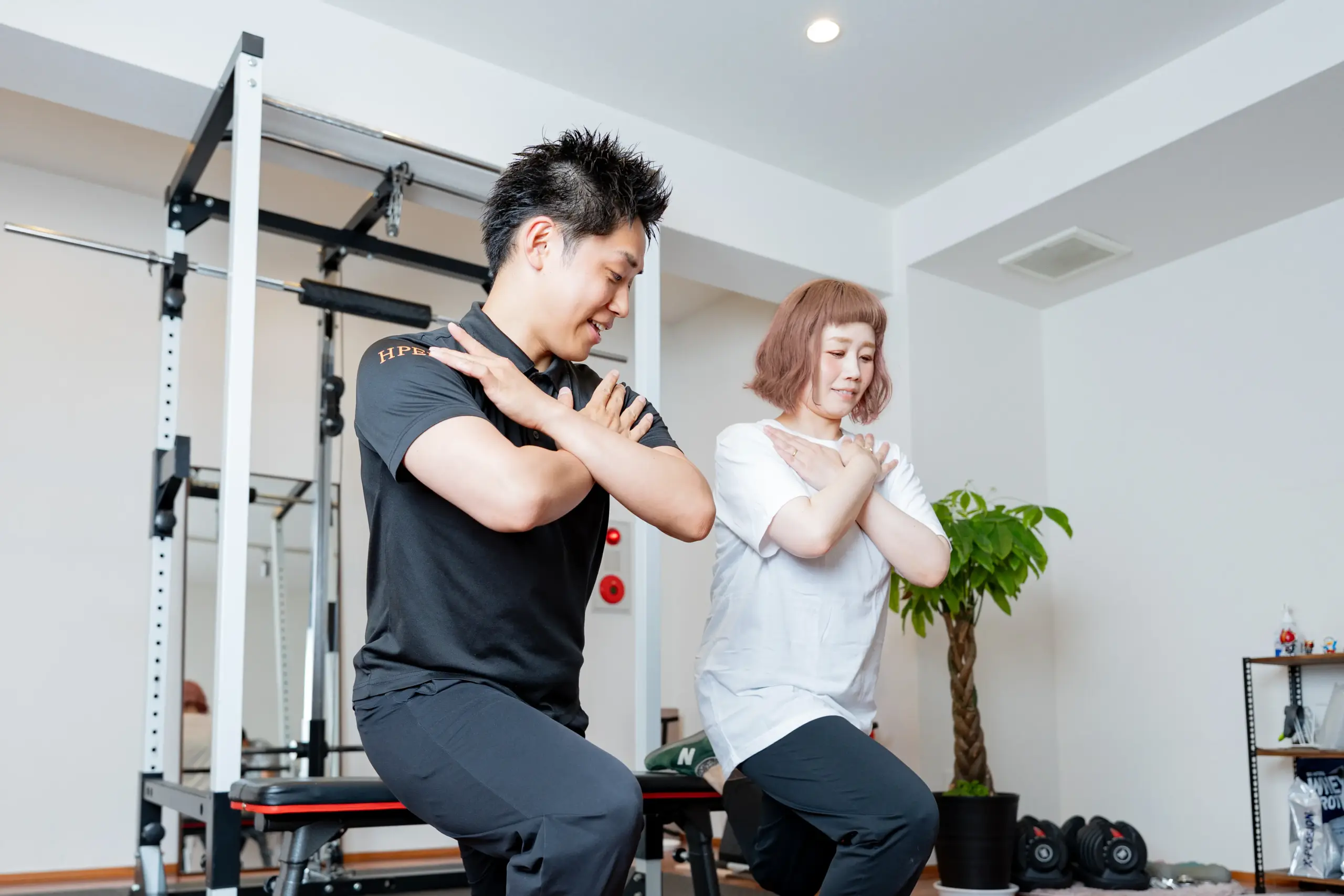 トレーナーと会員様が一緒にトレーニングするイメージ