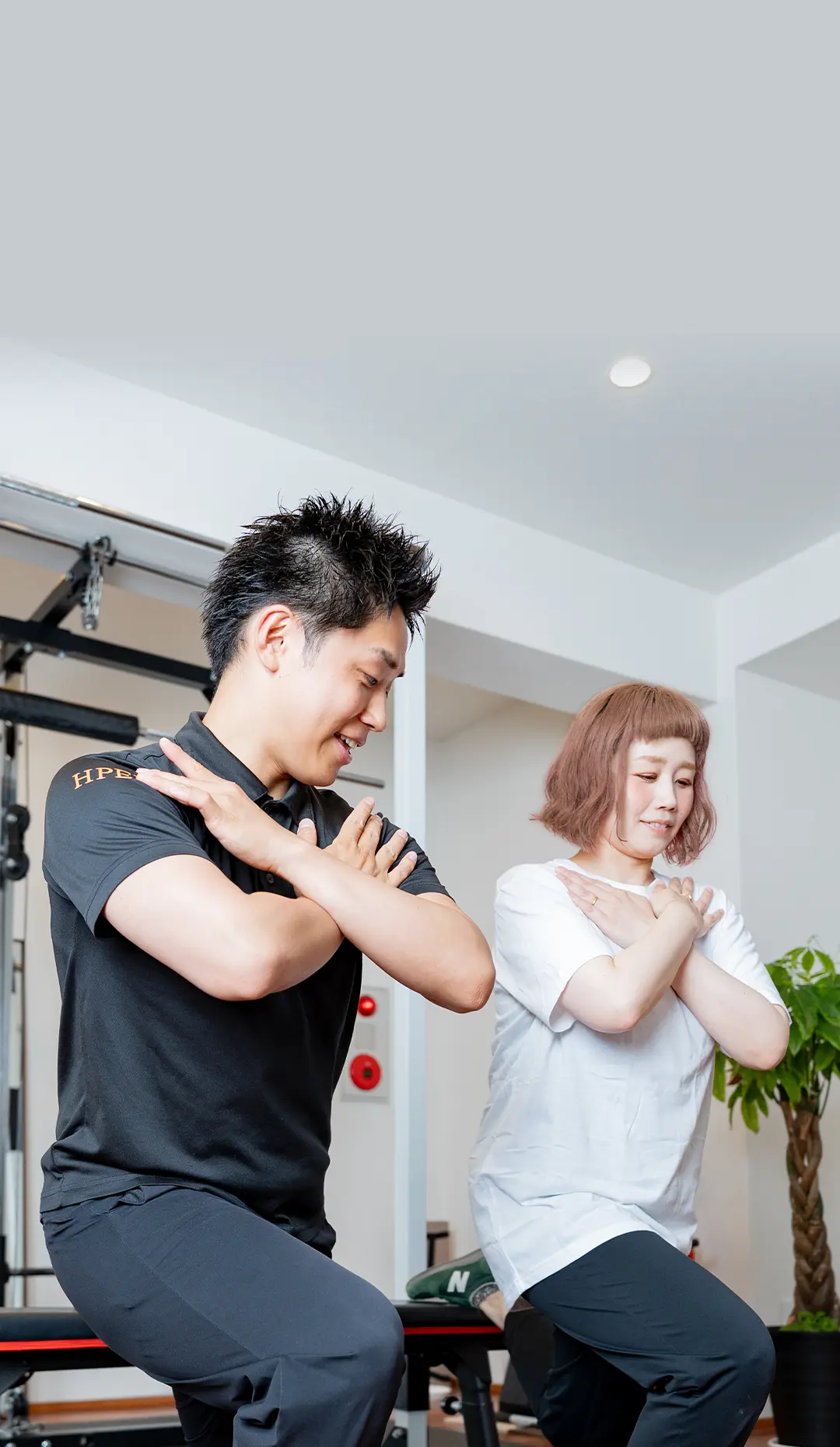 トレーナーと会員様が一緒にトレーニングするイメージ