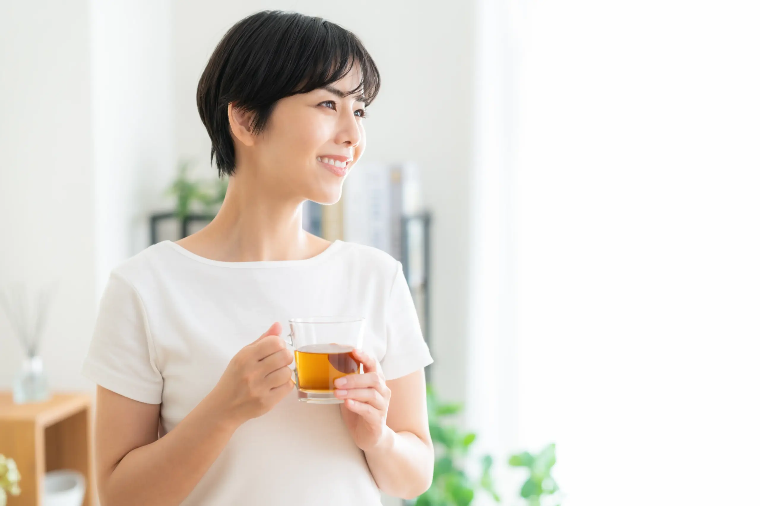 体重に振り回されず、穏やかな気持ちで過ごす40代女性の日常のイメージ